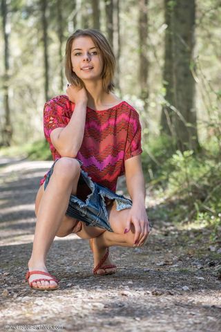 Девушка снимает джинсовые шортики в лесу и полирует ладошкой красивую пилотку